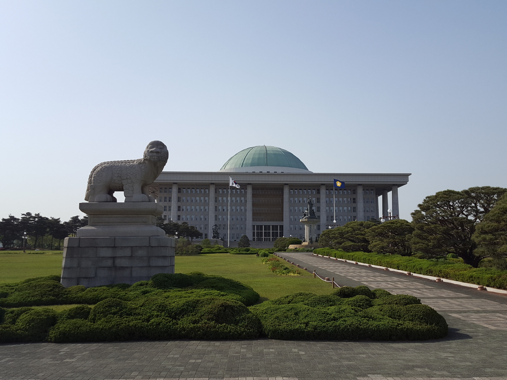 국회의사당 정문에 있는 해태상. 해태상 아래에는 1975년에 묻은 포도주 36병이 2075년을 기다리고 있다.