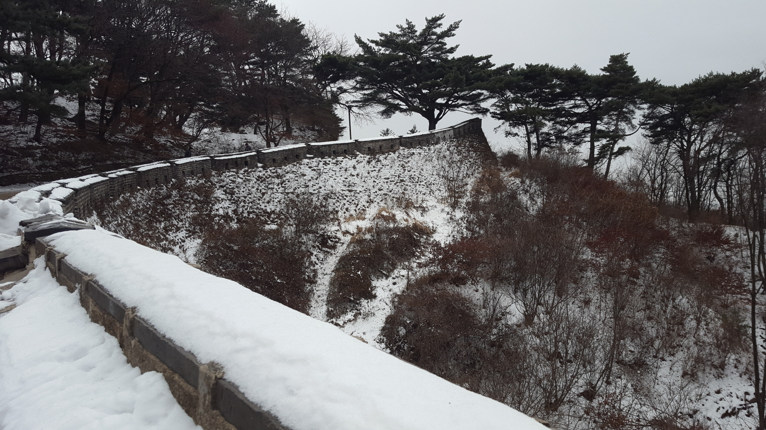 눈 쌓인 남한산성의 성곽. 깎아지른 절벽 위에 축성한 남한산성은 천혜의 요새였다.