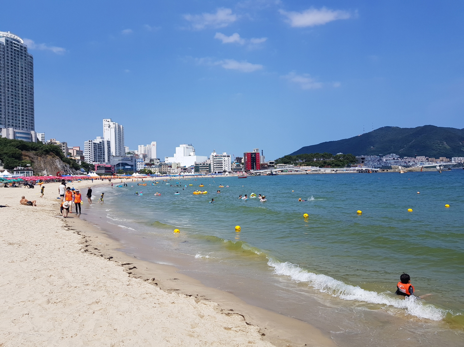 부산 송도해수욕장은 우리나라 최초 공설 해수욕장으로 1913년에 개장하였다