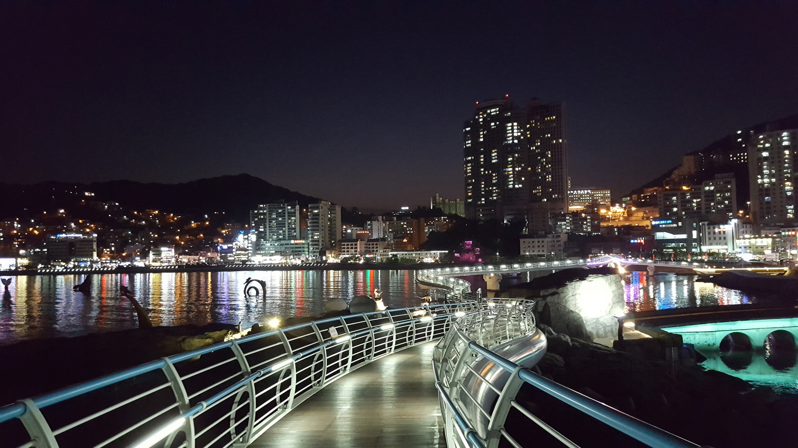 송도해수욕장의 구름 다리 위 야경. 주거지와 접해 있는 송도해수욕장의 야경은 매력적이다