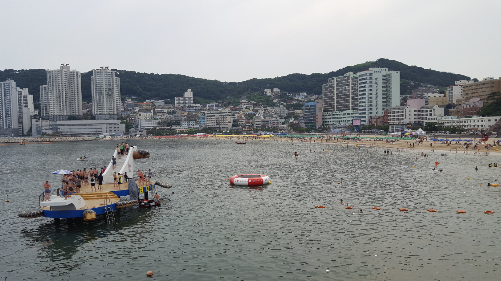 바다 한 가운데 다이빙대가 설치되어 있어 바다 수영의 진미를 느낄 수 있다