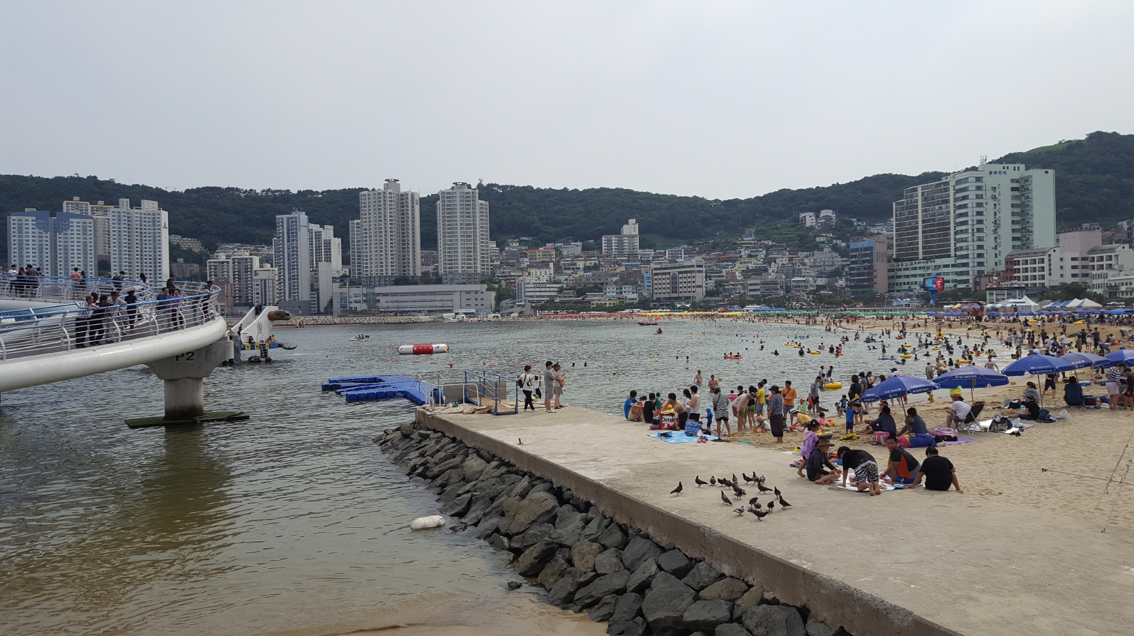 해안 산책로와 백사장이 맞닿아 있어 한적한 여유를 즐기기에 제격이다