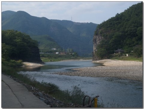 농암 종택 앞을 흐르는 분강. 멀리 절벽 아래 고산정이 보인다. 퇴계가 자주 찾던 곳이다.(사진/김향)　<br>