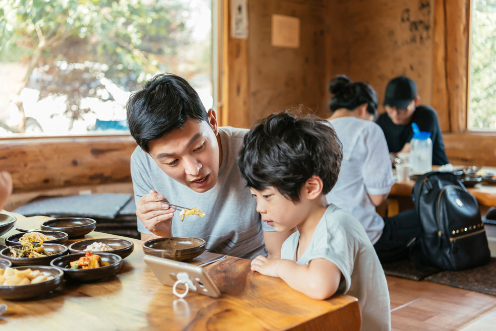 “스마트폰 2시간 넘게 보는 아이, 인지능력 발달 ↓”