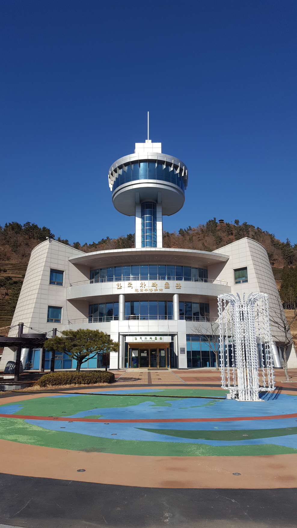 보성에 위치한 한국차박물관에서는 우리나라 뿐만 아니라 동서양의 차문화에 대한 알찬 전시를 하고 있다