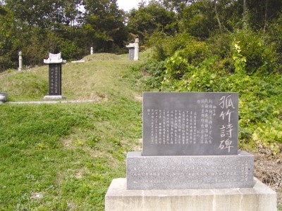 고죽 부부묘와 홍랑의 무덤(아래). 앞이 둘의 시비.  비 뒷면에는 홍랑의 ‘묏버들’이 새겨져 있다. 파주 교하읍 다율리 산자락에 있다.(사진=김향)