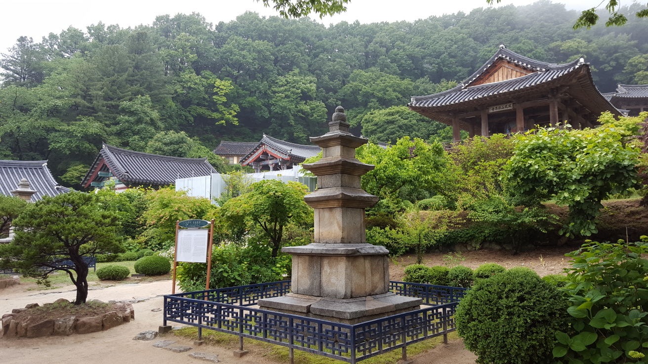 영주 부석사는 한국 건축의 고전으로 불릴만큼 사찰의 건축미가 뛰어난 곳이다.