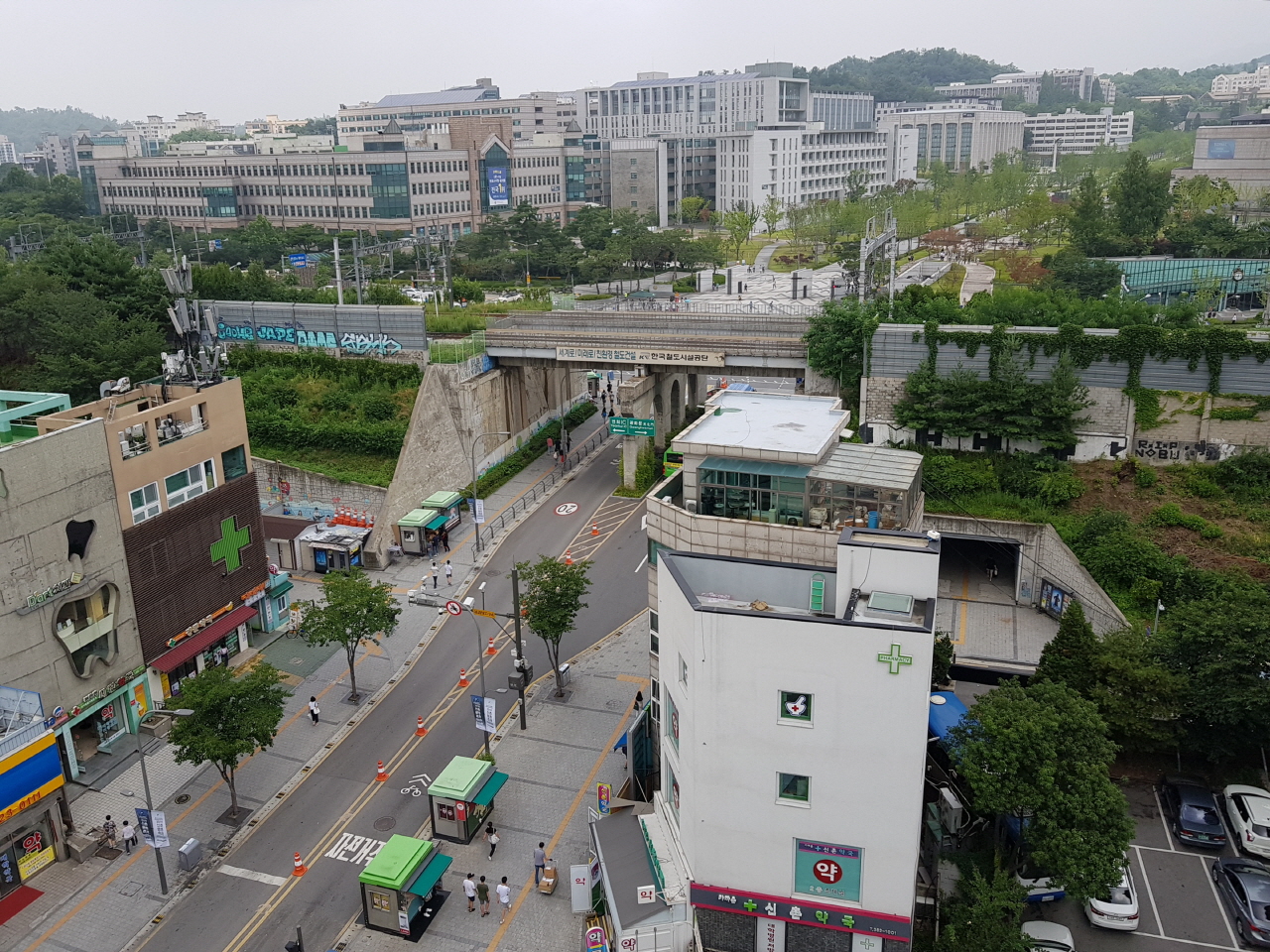 독수리다방에서 바라본 신촌 거리와 연세대학교 교정. 응답하라 1994의 배경이 신촌이다