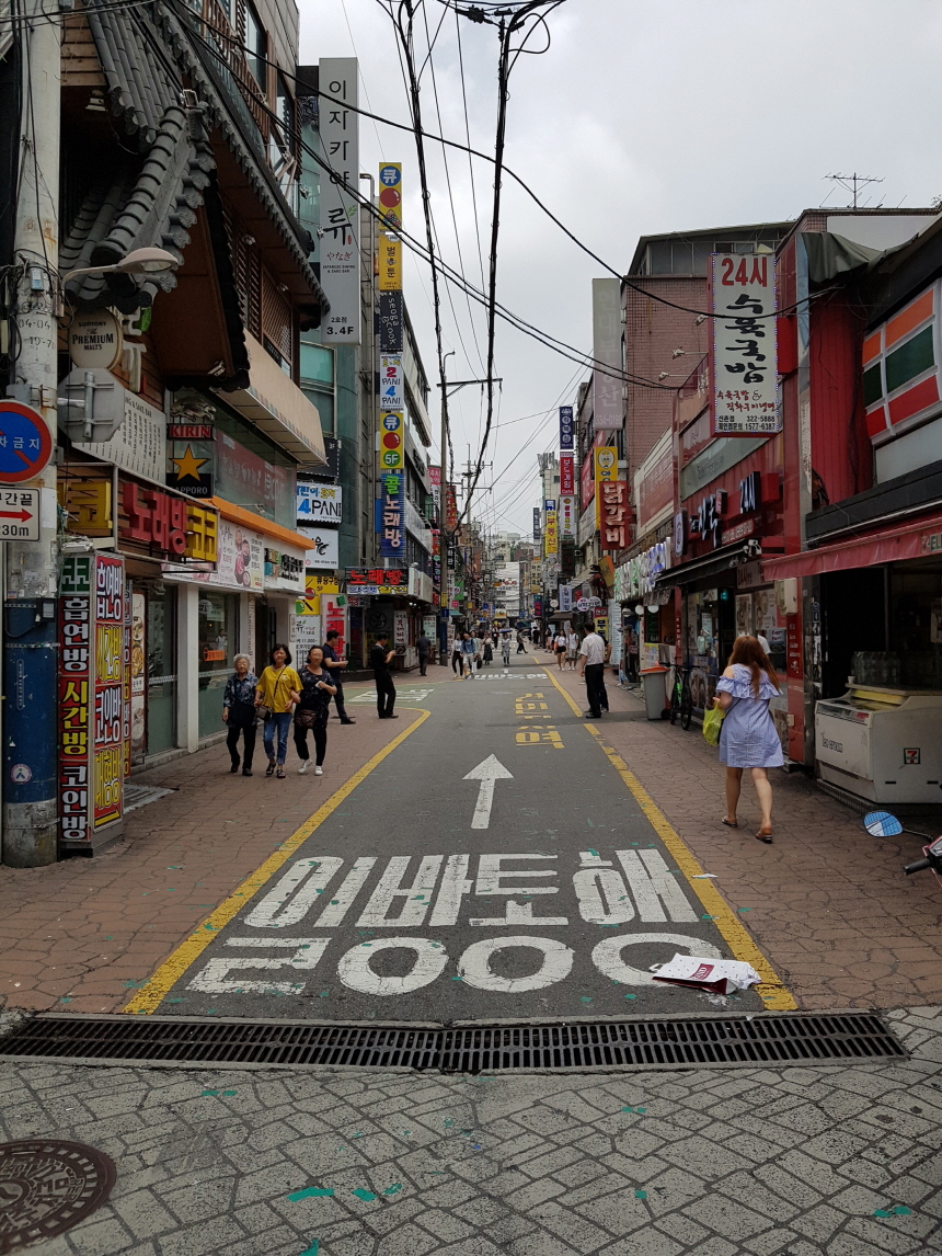 아직도 신촌 거리에는 90년대의 시간을 담고 있는 식당 및 장소들이 많다