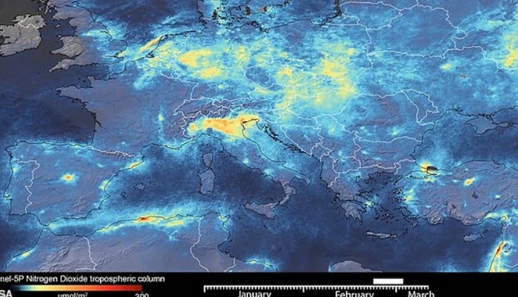 사진 위는 코로나19로 인해 이탈리아 이동 제한이 명령된 후 대기질이 개선된 모습을 나타내는 위성사진. 아래는 이동제한 이전의 모습(EPA)