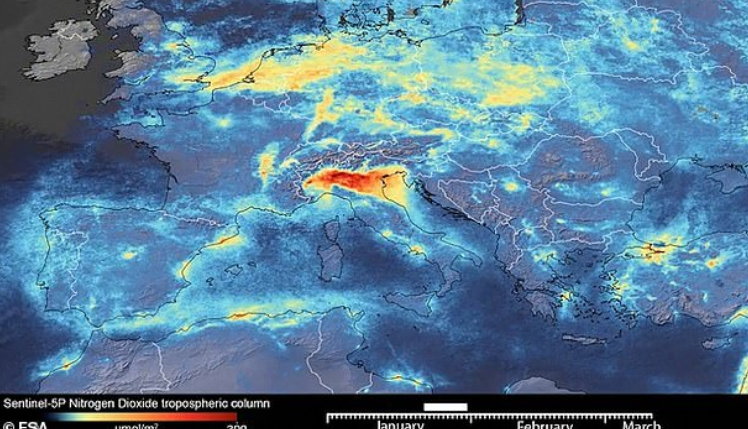 사진 위는 코로나19로 인해 이탈리아 이동 제한이 명령된 후 대기질이 개선된 모습을 나타내는 위성사진. 아래는 이동제한 이전의 모습(EPA)