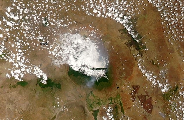 탄자니아 현지시간으로 지난 11일 킬리만자로산에서 연기가 소용돌이치듯 뿜어져 나오는 모습을 담은 위성사진<br>