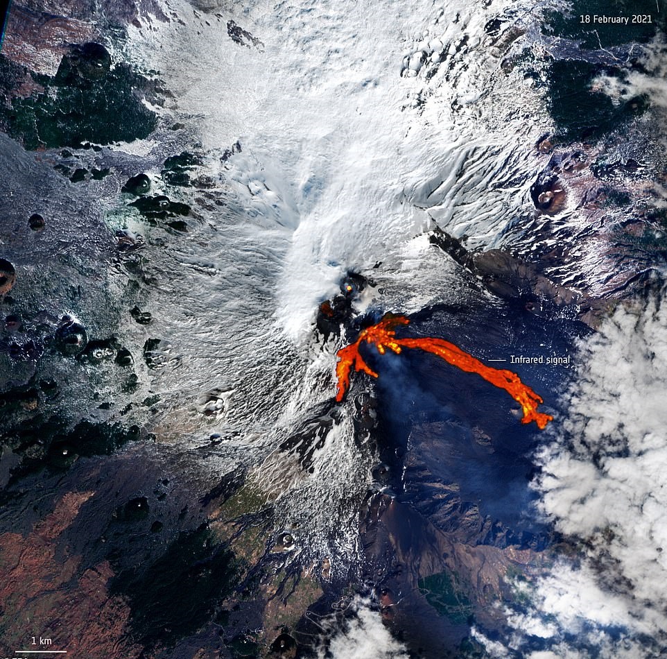이탈리아 현지시간으로 지난 18일 에트나 화산 분출로 용암이 흘러내리는 모습. 유럽우주국(ESA) 제공. 사진=EPA 연합뉴스
