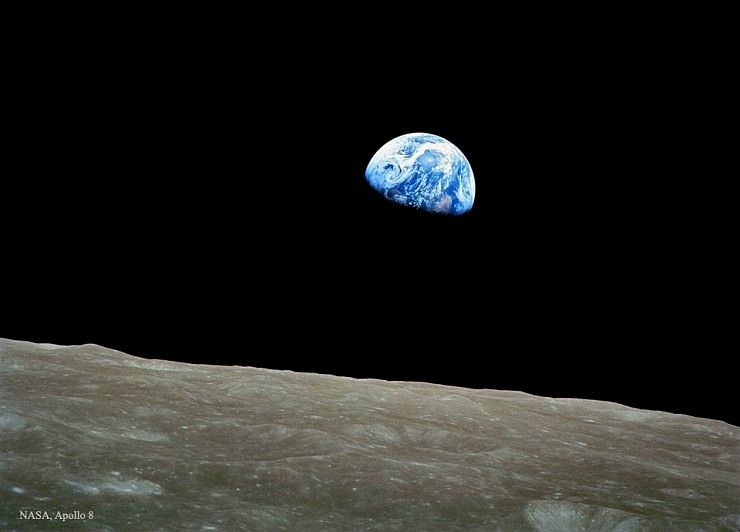 지구돋이(Earthrise). 아폴로 8호 우주인 앤더스가 1968년 12월 24일 달 궤도에서 찍은 지구. 월면에 수많은 크레이터들이 보인다. ‘지구돋이’라는 이름을 얻은 이 사진은 ‘이제까지의 사진들 중 가장 영향력 있는 작품’이라는 평가를 받을 만큼 인류에게 극적인 조망효과를 주었다.(출처:NASA)