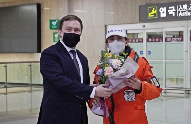 러더포드(오른쪽)가 지난해 12월 11일 오후 서울 김포공항에 착륙, 국제선 입국장에서 주한 벨기에 대사관 관계자로부터 꽃다발을 받고 있다./사진=연합뉴스