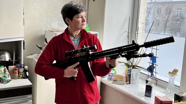 우크라이나 의용군인 영토방어군(TDF)에 합류, 사비를 들여 전쟁 준비를 마친 마리아나 자글로(52)는 자택 주방에서 우크라이나제 케빈 소총 ‘자브로야 Z-15’를 들어 보이며 “지금 당장 이 문제를 해결하는 것이 좋다”고 말했다./영국 더타임스 캡쳐
