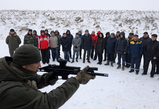 25일(현지시간) 우크라이나 서부 리비우시에서 필수업종 종사자들이 군사 훈련 중이다./로이터 연합뉴스