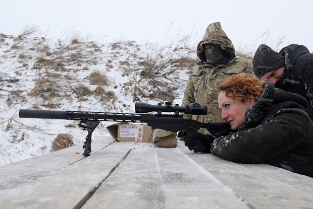 25일(현지시간) 한 여성이 우크라이나 서부 리비우시에서 필수업종 종사자들을 상대로 진행된 군사 훈련에 참여한 모습./로이터 연합뉴스