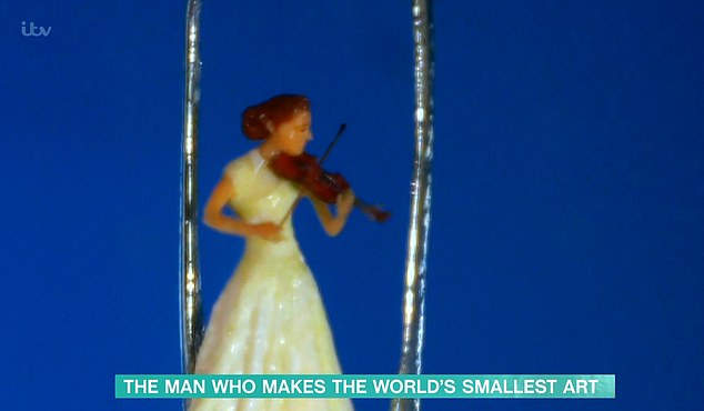 윌러드 위건이 최근 바늘구멍 속에 만든 바이올린을 켜는 여성의 모습.(사진=itv)
