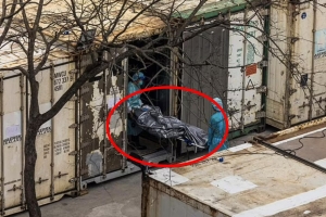 시신 둘 곳 없어 컨테이너에…코로나 사망자 폭증한 홍