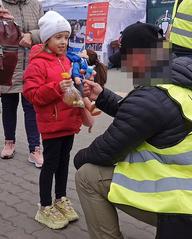 영국인 자원봉사자 빌리 라이트는 “때때로 우리는 일반 자원봉사자들과 섞이기 위해 형광 재킷을 입고 피란민들에게 먹을 것을 나눠주기도 한다. 낯선 남성이 피란민 여성들에게 다가가서 차로 유인하는 모습을 목격할 때만 행동에 나선다”고 말했다.