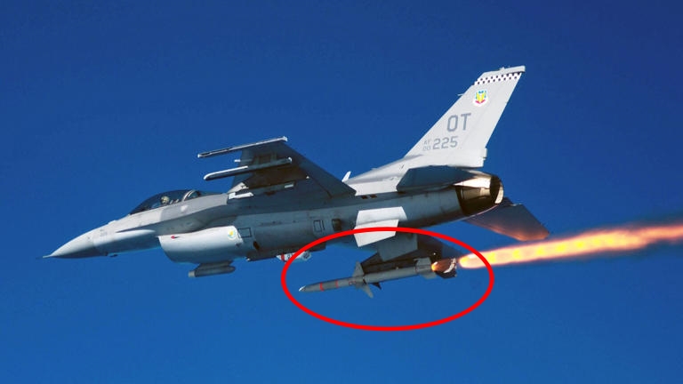 AGM-88 함 미사일을 실은 F-16 자료사진