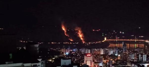 충칭 도심과 밀접한 지역한 바난구의 산에서 화재가 발생해 주민들이 대피하는 소동이 벌어졌다. 웨이보