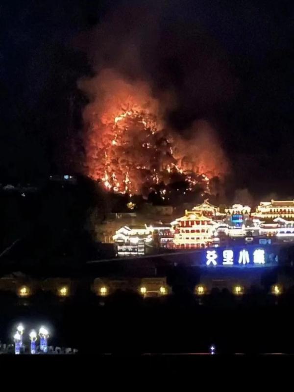 충칭 도심과 밀접한 지역한 바난구의 산에서 화재가 발생해 주민들이 대피하는 소동이 벌어졌다. 웨이보