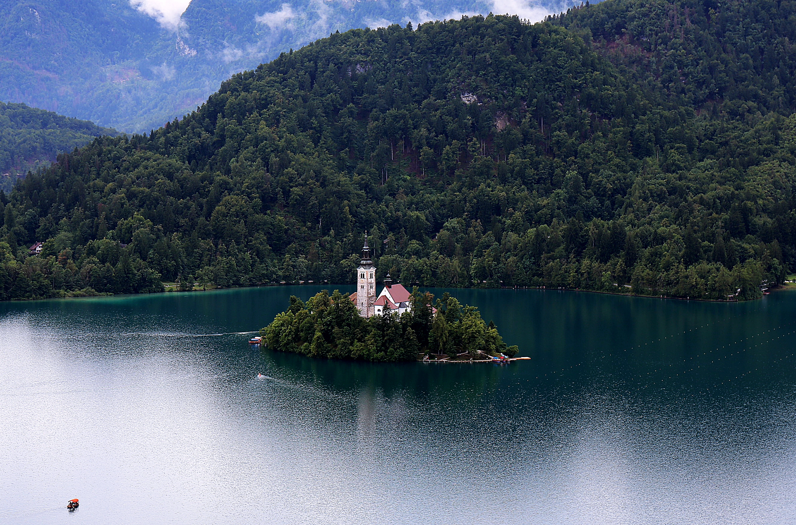 내셔널 지오그래픽은 오랫동안 지속가능 관광을 하고 있는 알프스산맥 끝자락의 슬로베니아를 자연관광지로 선정했다. 사진은 블레드성 모습.