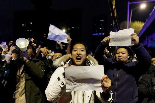 제로 코로나 정책과 이로 인한 봉쇄에 반대하는 중국 시민들이 28일 베이징에서 흰 종이를 들고 항의 시위를 벌이고 있다. 로이터 연합뉴스