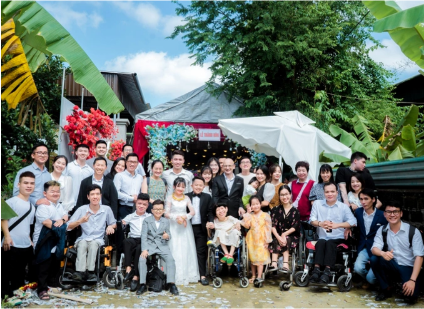 수많은 사람들의 축하 속에 올린 결혼식(단트리)