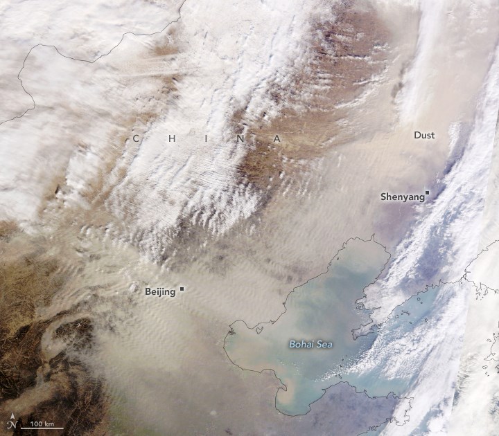 NASA 지구관측위성인 테라에 포착된 지난 12일 중국의 모습. 뿌연 갈색으로 보이는 것이 황사다.