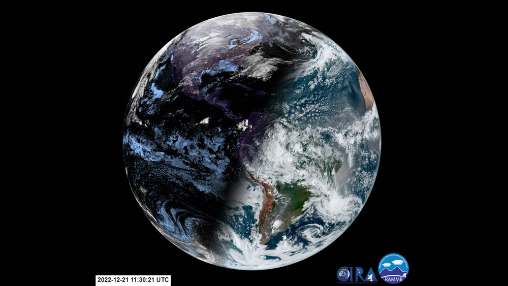 미국 국립해양대기청(NOAA)의 GOES East 위성이 촬영한 동짓날의 지구 행성 모습. 낮 부분에  아프리카 대륙이 보이고, 유럽은 밤의 어둠에 싸여 있다. (출처=NOAA)