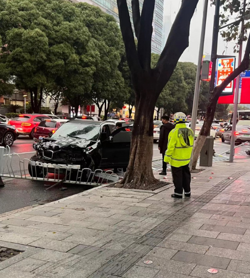 중국 남부 광저우의 도로에서 지나가는 행인들에게 전속 질주해 보행자 5명을 사망케한 차주가 현장에서 붙잡혔다. 출처 웨이보