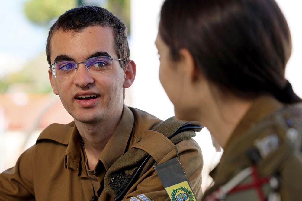 자폐증을 가진 군인 네이선 사다(20)가 동료 병사와 대화를 나누고 있다. AFP 연합뉴스