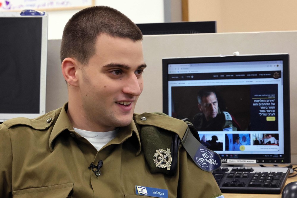 세계 언론에서 이스라엘 관련 뉴스를 분석하고 모니터링하는 임무를 맡고있는 자폐증을 가진 군인 이도어 샤피라의 모습. AFP 연합뉴스