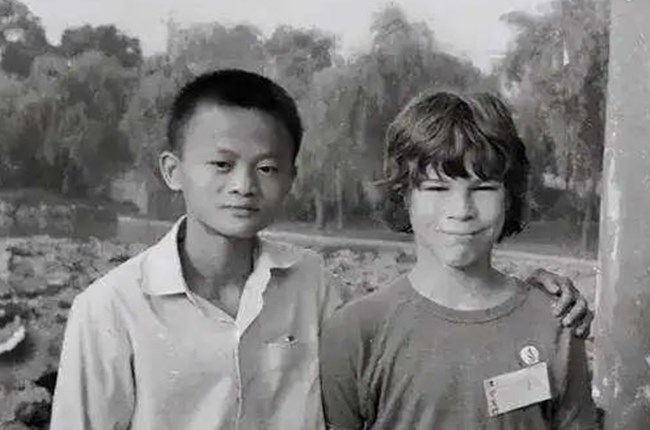 1980년대 중국 항저우에서 처음 만났던 데이비드 몰리와 마윈 회장의 모습