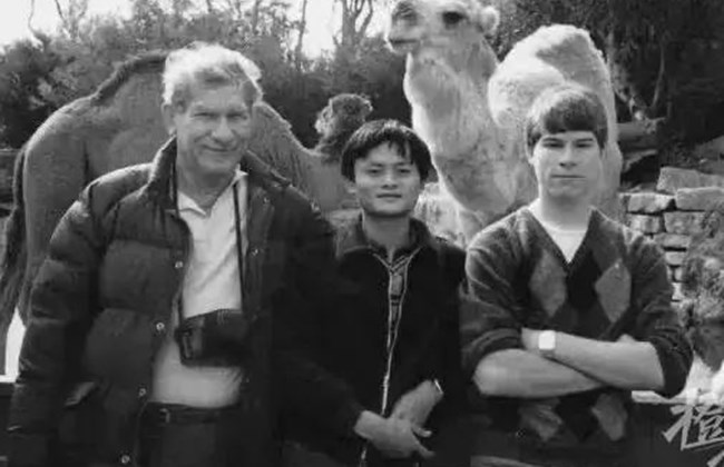 이미 고인이 된 켄 몰리(왼쪽)와 마윈, 데이비드의 모습. 당시 마 회장이 대학생 시절 호주에 있는 몰리 가족들을 방문해 촬영한 사진