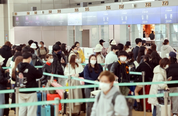 지난 14일 인천국제공항 1터미널 출국장에서 이용객들이 출국 수속을 밟고 있다. 2023.3.14 연합뉴스