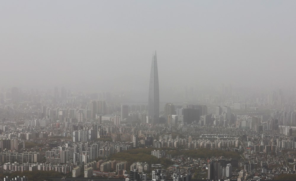 우리나라 거의 전 지역에 미세먼지 주의보·경보가 내려진 12일 오후 경기도 광주시 남한산성에서 바라본 서울 시내가 뿌옇다. 연합뉴스