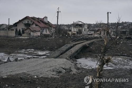 격전으로 황폐해진 우크라 바흐무트 주택가 AP 연합뉴스