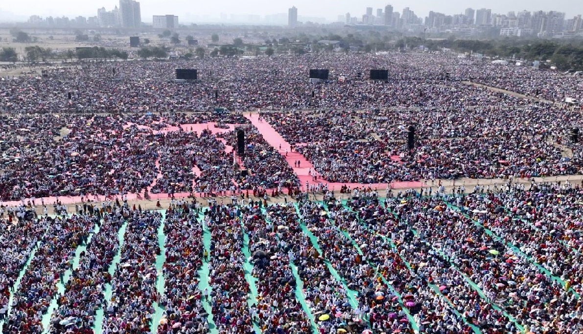 지난 16일(이하 현지시간) 인도 마하라슈트라주(州) 나비 뭄바이에서 열린 국가 후원의 한 야외 시상식 행사에서 최소 13명이 폭염에 인한 증상으로 사망했다. 사진=터키 일라스 통신<br>