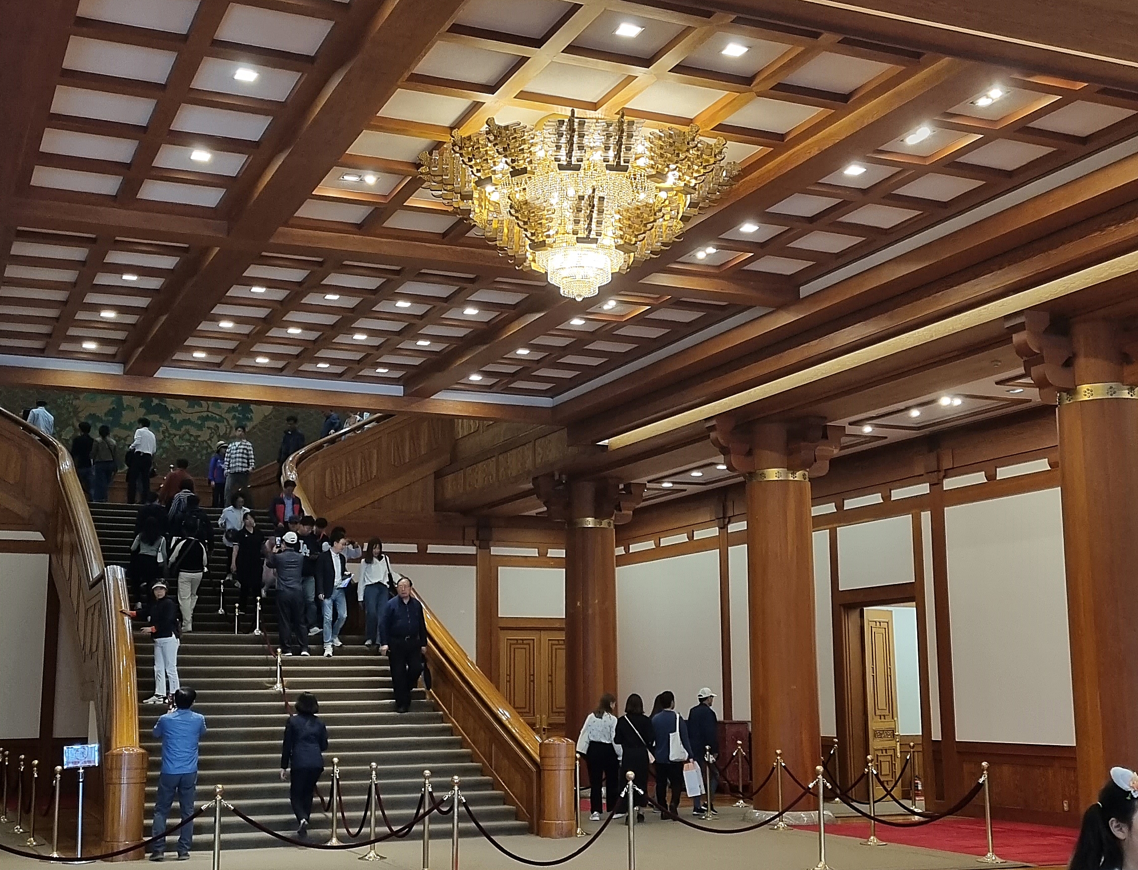 관람객들이 본관 2층 대통령 집무실을 돌아본 뒤 관람 동선을 따라 계단을 내려오고 있다.