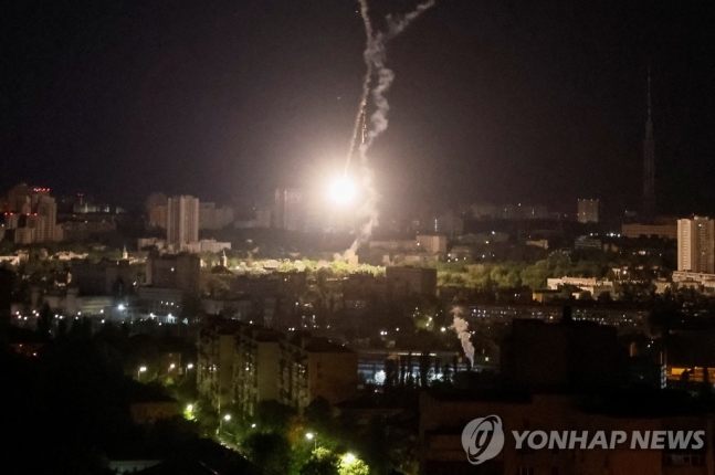 우크라이나 현지 시간으로 16일 새벽, 우크라이나 방공망이 수도 키이우 상공에서 러시아군의 미사일을 격추하는 모습. 로이터 연합뉴스