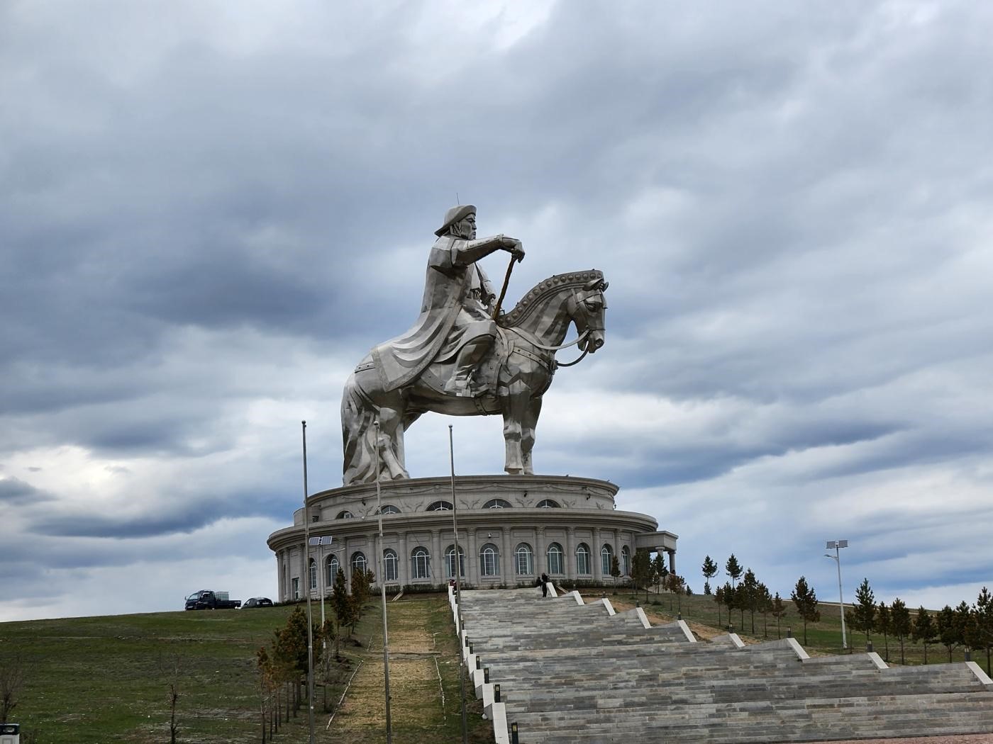 징기스칸 기마상은 몽골 울란바토르 시내에서 동쪽으로 50여km 떨어진 천진벌덕(Tsonjin Boldog)에 있다. 기마상은 1206년 몽골을 통일한 것을 기념해 800년이 지난 2006년에 건립을 시작해 2010년에 완공됐다.