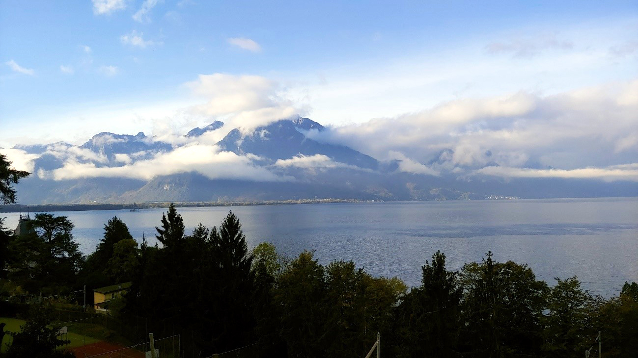 유럽에서 가장 큰 호수로 유명한 레만호수는 맑은 물이 파란 하늘과 초록빛 산과 어우러진 아름다운 곳이다.