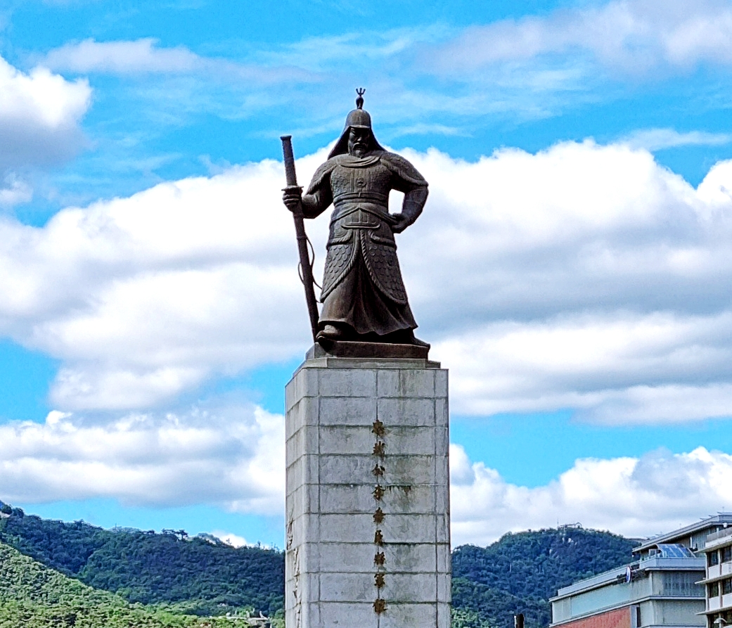 이름만으로도 왜군을 떨게했던 이순신 장군이 남긴 업적은 전국 곳곳에서 만날 수 있다. 사진은 서울 광화문광장의 이순신장군 동상.