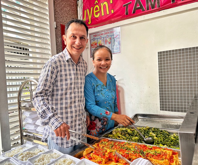 날마다 200인분의 무료 음식을 베푸는 킴씨 부부(사진-탄니엔)