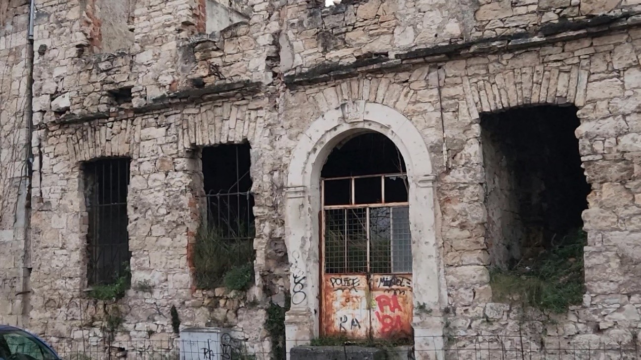 보스니아의 수많은 지역에는 보스니아 전쟁 당시 총탄과 포탄으로 파괴된 건물들이 지금도 남아 그날의 비극을 보여주고 있다. 이 사진은 모스타르에 있는 폐건물로서 보스니아 전쟁 당시 세르비아 군대가 수많은 보스니아인들을 이 곳에 집어넣고 집단 학살했다고 전해지는 곳이다.