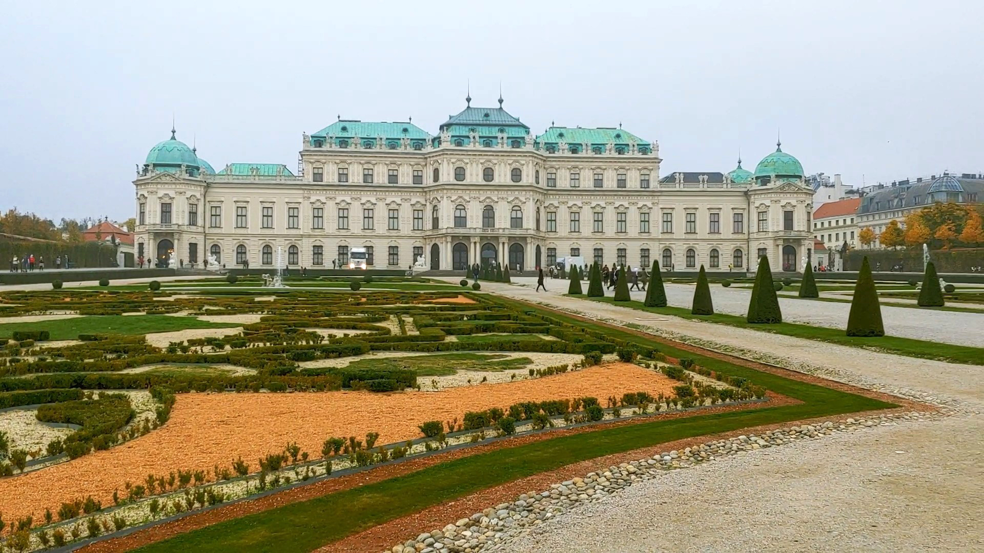 오스트리아 빈 남부에 있는 벨베데레 궁전은 가운데 정원을 중심으로 상궁과 하궁으로 나눠지며, 상궁은 미술관, 하궁은 특별전시관으로 운영되고 있다.